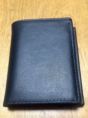 Men's Perfect Fit Genuine Black Leather Bi-Fold Badge Wallet - Classic Style